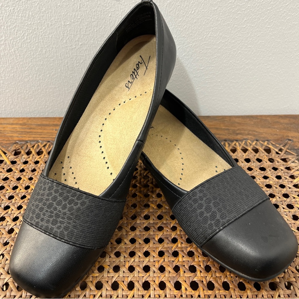Size 8.5 Trotters Samantha Ballet Flat Black Croc Classic Neutral Luxe Timeless
